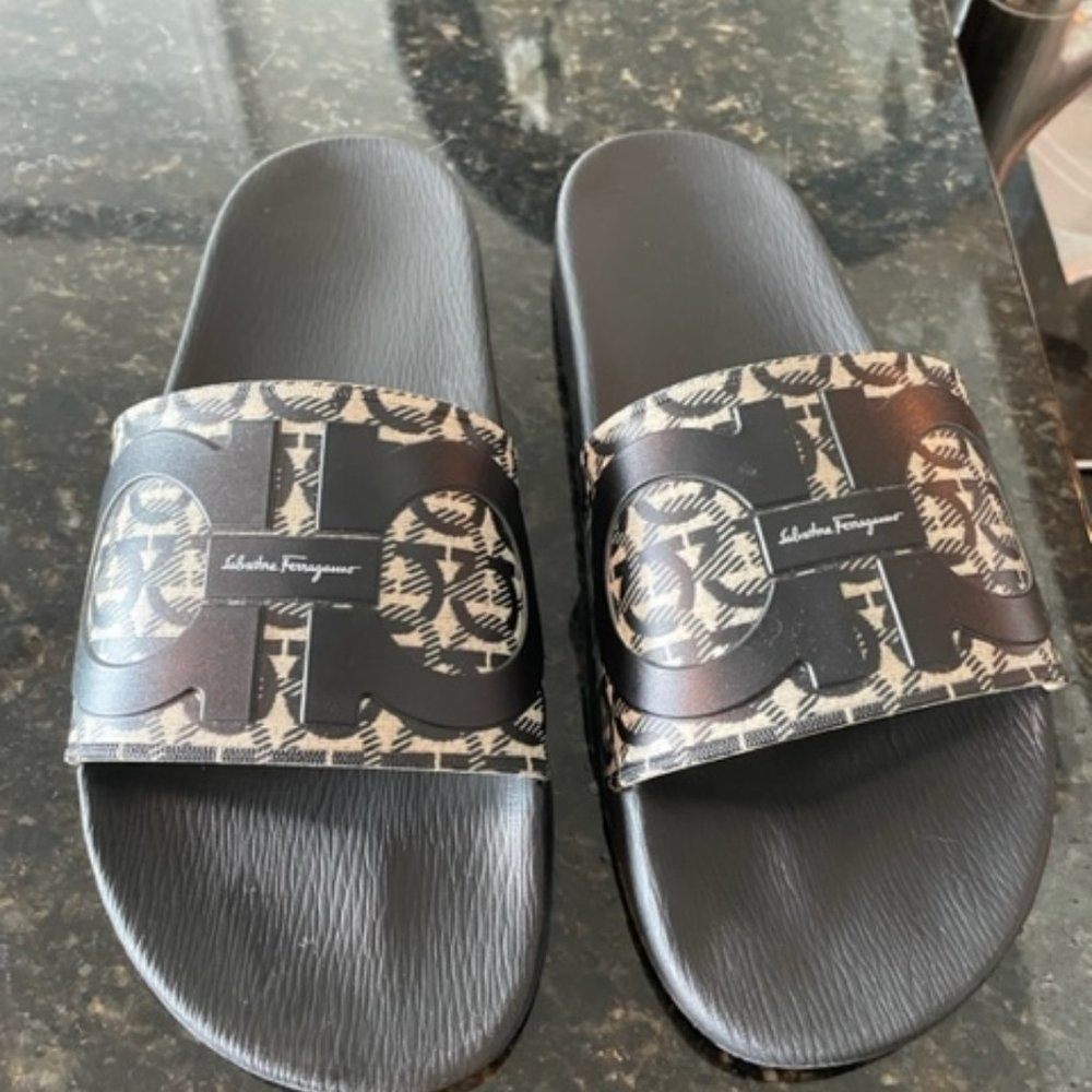 Salvatore Ferragamo Grove Print Slides